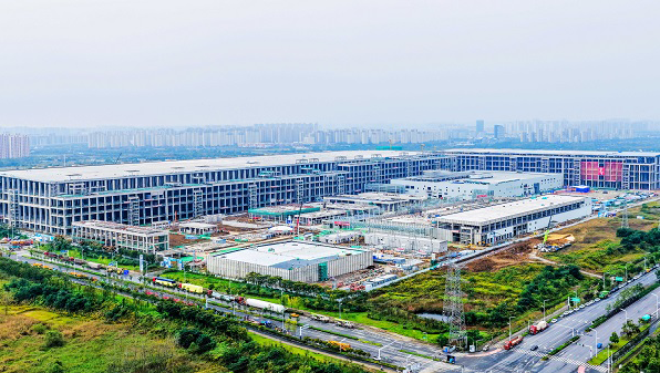 點(diǎn)亮“中國屏”：這一“超級(jí)工程”廠區(qū)全面封頂！